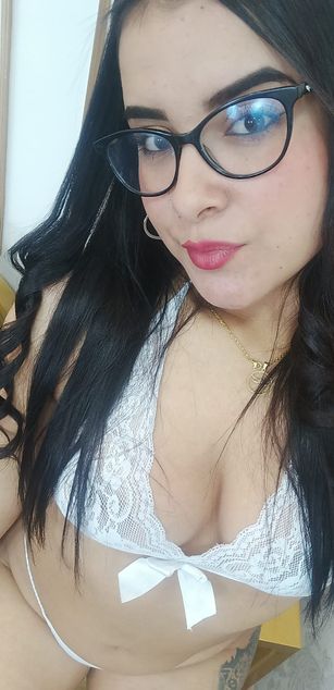 Model - Zoe Roux  curvy