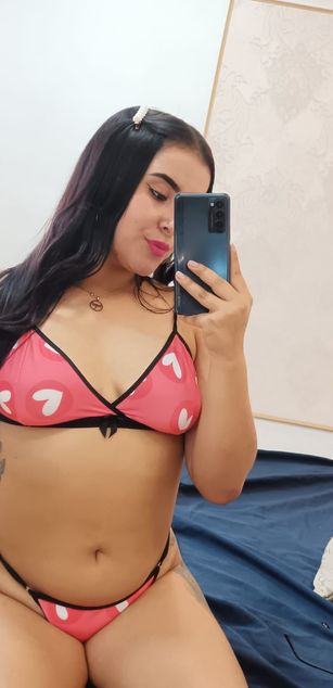 Model - Zoe Roux  curvy