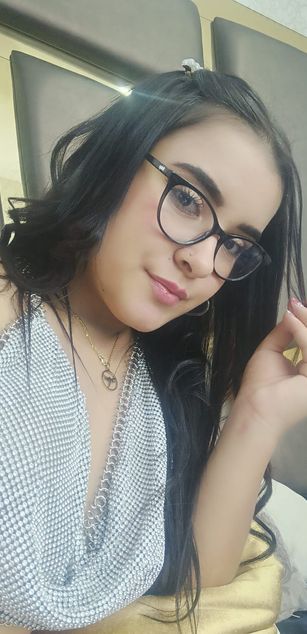 Model - Zoe Roux  curvy