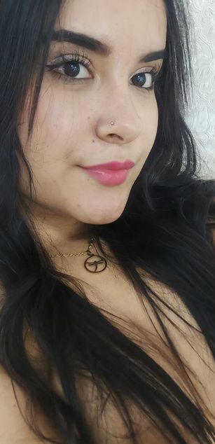 Model - Zoe Roux  curvy