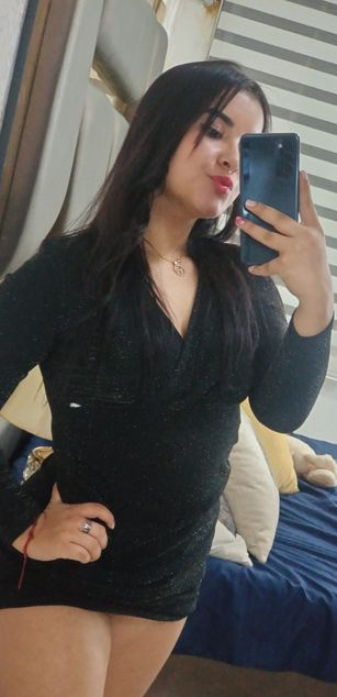 Model - Zoe Roux  curvy