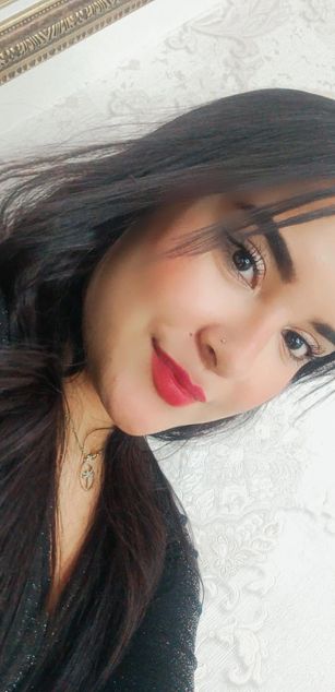 Model - Zoe Roux  curvy