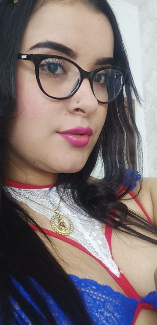 Model - Zoe Roux  curvy