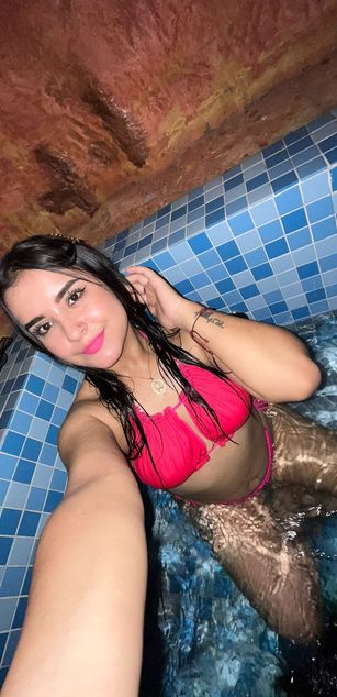 Model - Zoe Roux  curvy