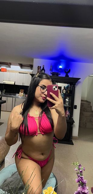 Model - Zoe Roux  curvy