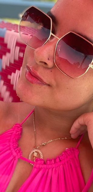 Model - Zoe Roux  curvy