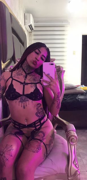 Model - EmilieLake JOI