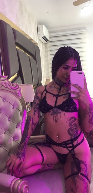 Model - EmilieLake JOI