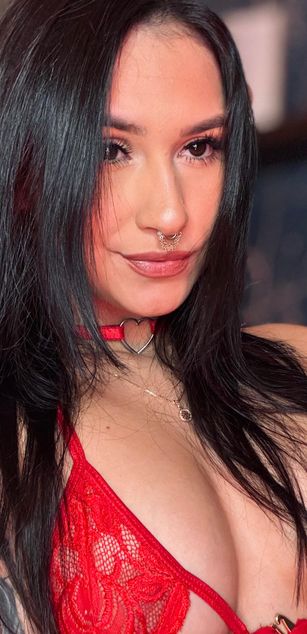 Model - Mollie Bennet blowjob