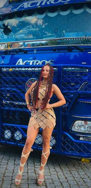 Model - Scarlett Velour curvy