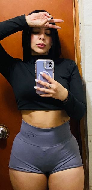 Model - Brianna Hill deepthroat