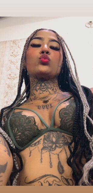 Model - EmilieLake JOI