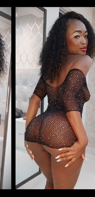 Model - Melanie Williams deepthroat