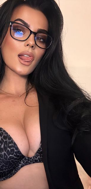 Model - HumbleBrunette prettyhottie