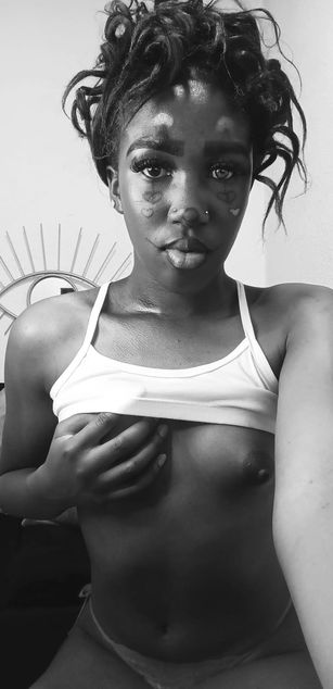 Model - Emy deepthroat