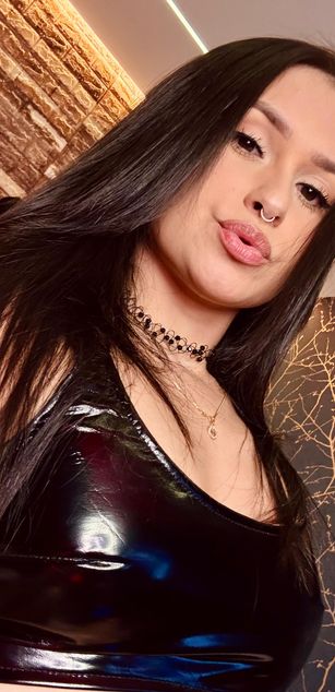 Model - Mollie Bennet blowjob