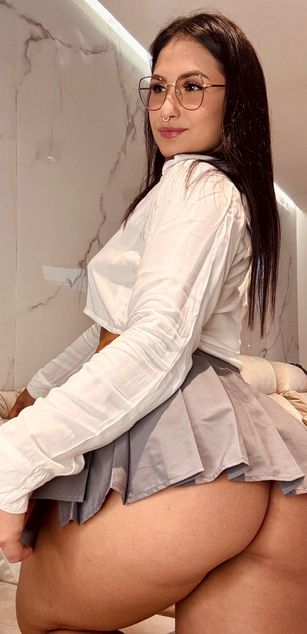 Model - Mollie Bennet blowjob