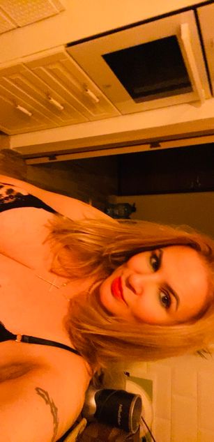 Model - Elliza kinky