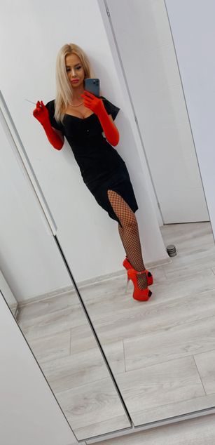 Model - MoniqueBliss dildo