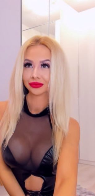 Model - MoniqueBliss dildo