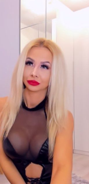 Model - MoniqueBliss dildo