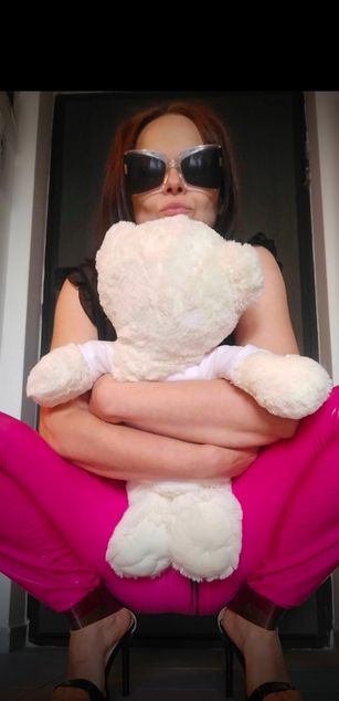 Model - Kinkueen Findom