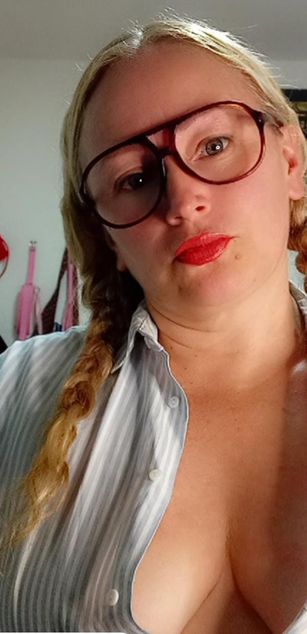 Model - Emperatriz milf