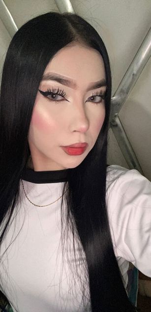 Model - BellaDalthon feet