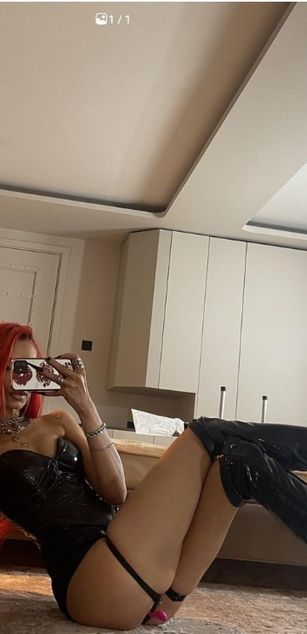 Model - MissMonique feet