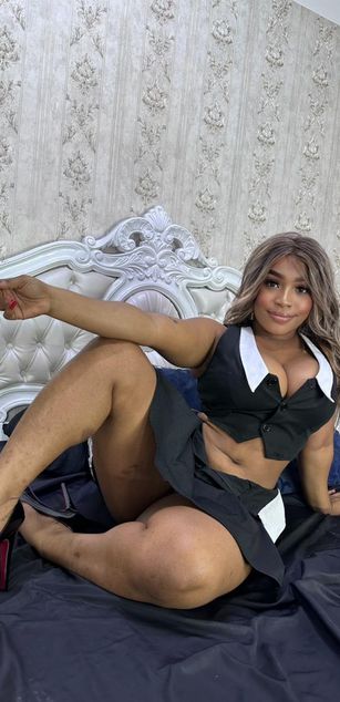 Model - Tianah Glow Ebony