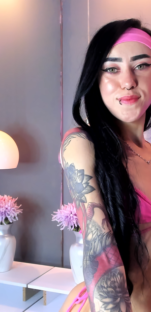 Model - Athziry G deepthroat