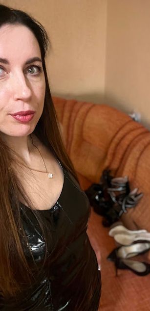 Model - Mistress Anna heels