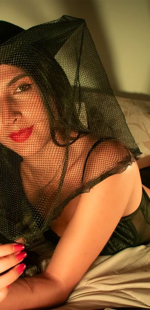 Model - Jenn deepthroat