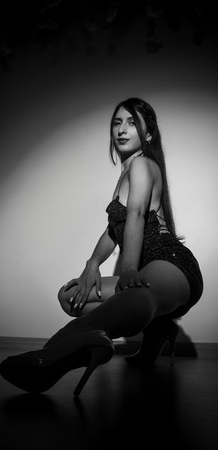 Model - Jenn deepthroat