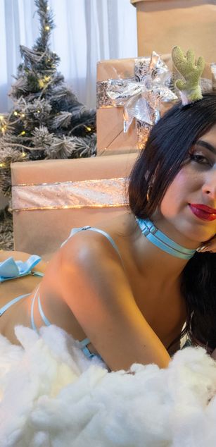 Model - Jenn deepthroat