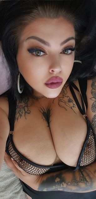 Model - Lady Aubrey curvy