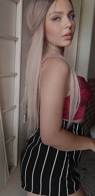 Model - Dhanna Mont dildo