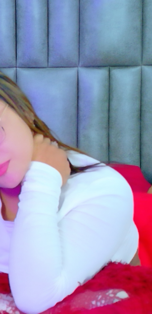 Model - Zoe Roux  curvy