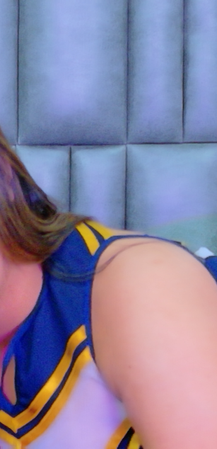 Model - Zoe Roux  curvy