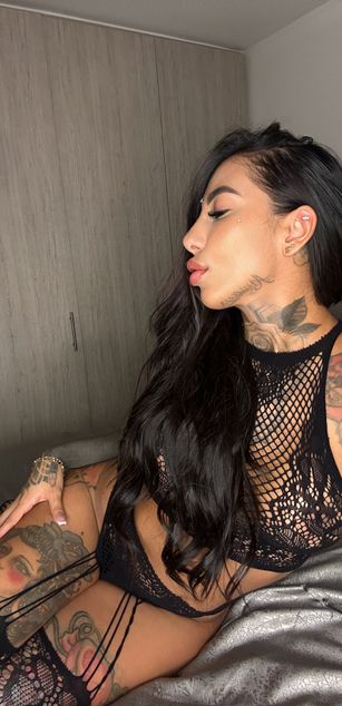 Model - Jenn deepthroat