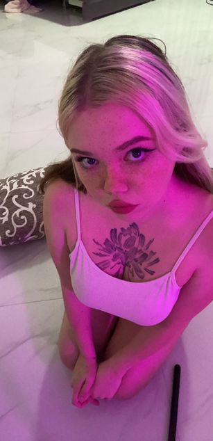 Model - AriStorme deepthroat