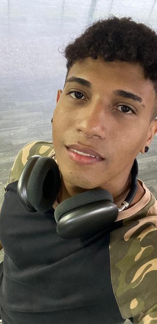 Model - Yoxi Manuel bigcock