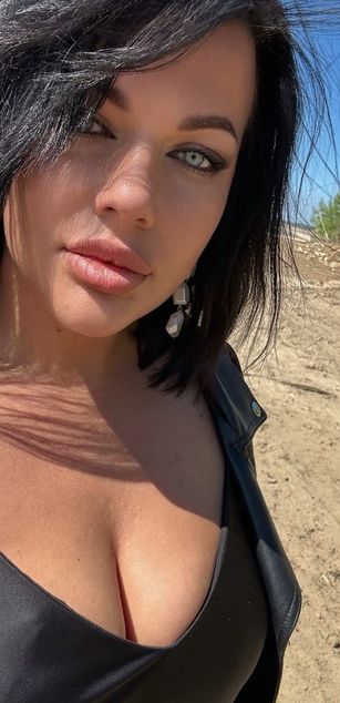 Model - Busty  Tiffany bigboobs