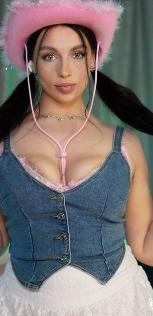 Model - Luna Night blowjob