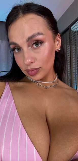 Model - Luna Night blowjob