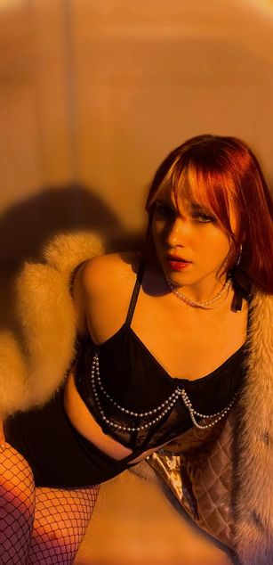 Model - Julia Hill striptease