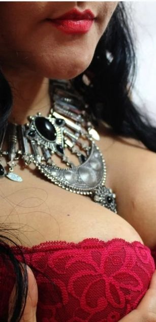 Model - anniemiau whip