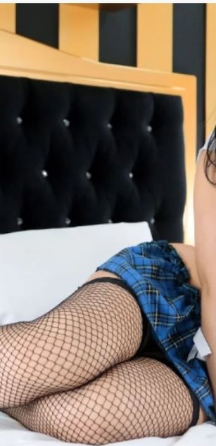 Model - anniemiau whip