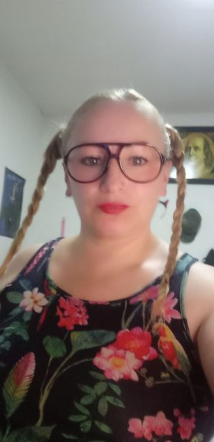 Model - Emperatriz milf