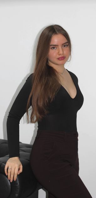 Model - MiaOliver striptease